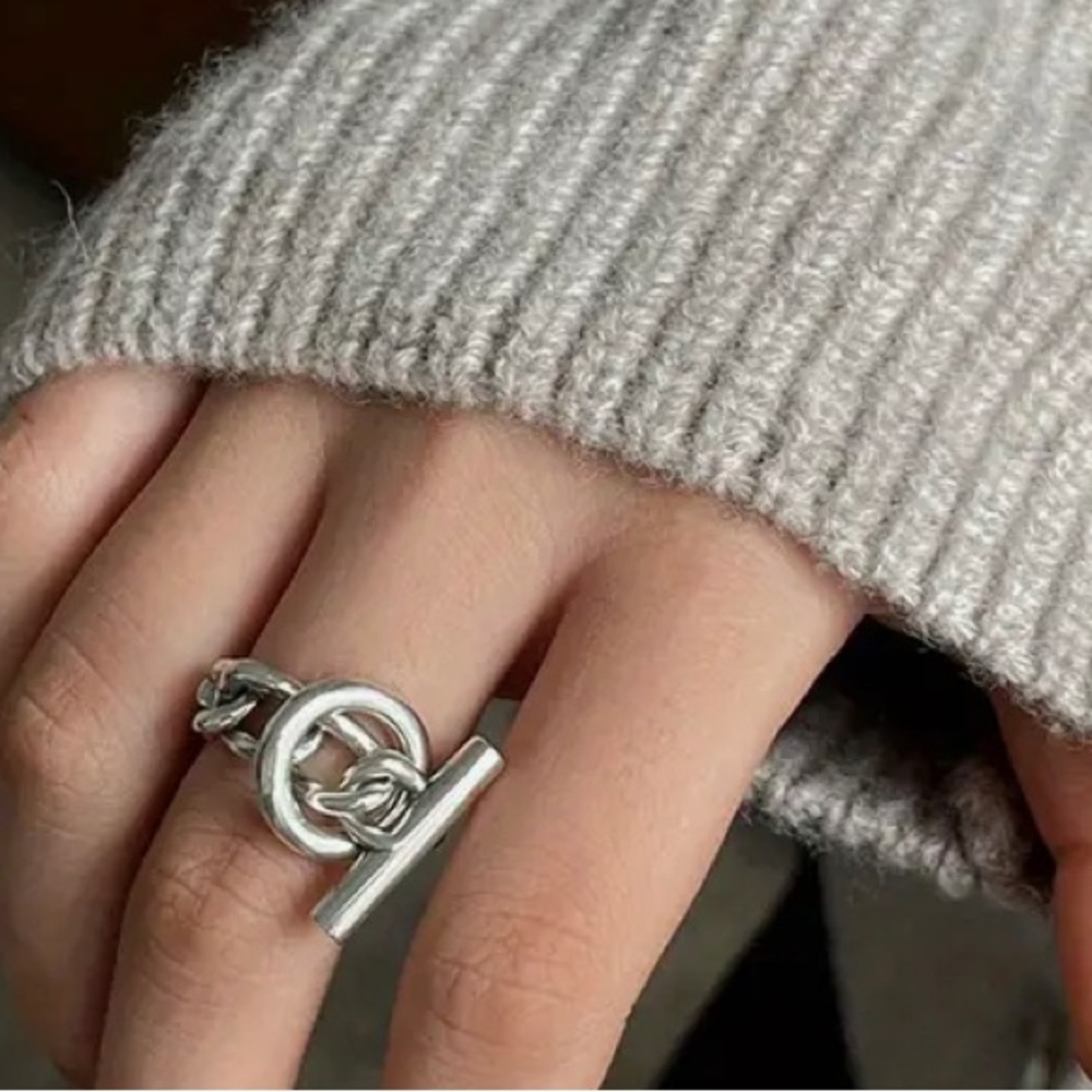 One size open link adjustable ring.